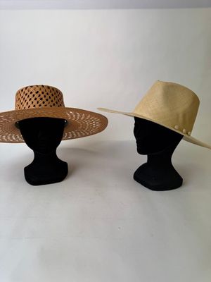 deux chapeaux posés sur une tête de mannequin, sur fond blanc