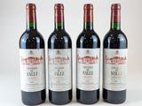 trois bouteilles de vin sont alignées sur une surface blanche