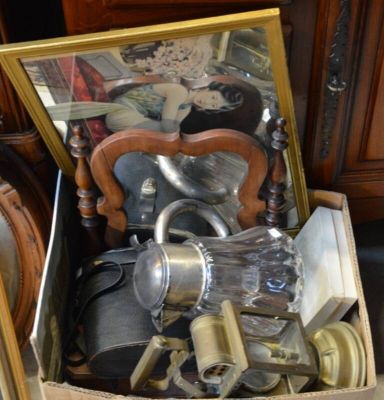 une boîte remplie d'objets assortis posée sur une table