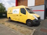 une camionnette jaune garée devant un immeuble