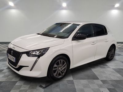 la voiture blanche est garée sur le sol à carreaux d'une pièce