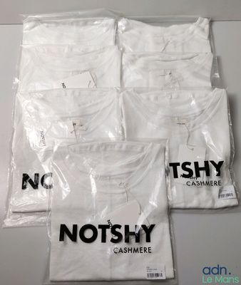 quatre t-shirts blancs portant les inscriptions « not shy » et « cashmerer »