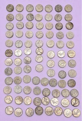 un tas de pièces d'argent posé sur une surface violette