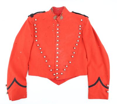 une veste rouge avec des bordures noires et des boutons