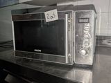 un micro-ondes posé sur un comptoir dans une cuisine