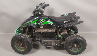 une photo d'un quad vert et noir
