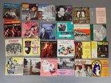 beaucoup de livres accrochés au mur