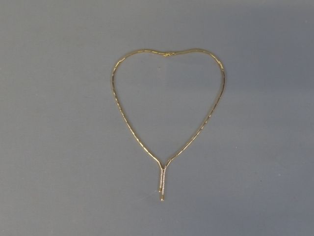 Collier articulé en or jaune 750 millièmes, le centre orné de deu...