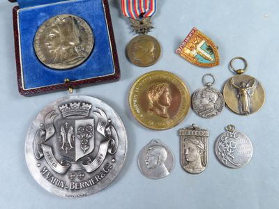 de nombreuses médailles et des médailles exposées sur une table