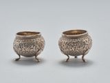 paire de salières anciennes en argent sur socle