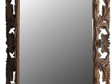 un grand miroir avec un cadre en bois et un motif décoratif