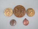quatre types de pièces différents sont présentés sur une surface blanche