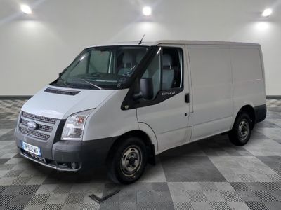 une camionnette blanche garée dans une pièce