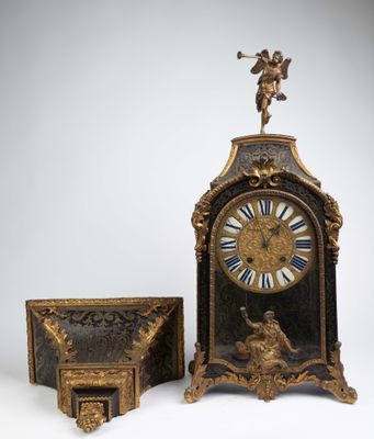 une horloge surmontée d'une statue, à côté d'un banc