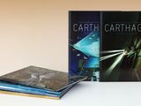 deux livres sont empilés sur une table