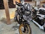 deux motos garées l'une à côté de l'autre dans un garage