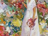 une peinture à l'huile représentant une femme en robe blanche debout devant des fleurs