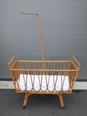 Bercelonnette en rotin reposant sur quatre pieds à roulette - Photo 1