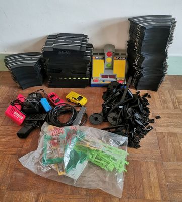un tas d'objets divers posés par terre près d'un mur