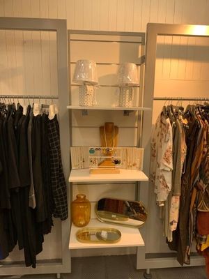 une photo d'un dressing avec des vêtements suspendus à un portant