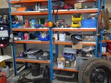 un pneu posé sur une étagère dans un garage