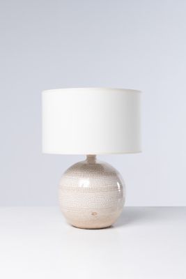 une lampe blanche posée sur une table, à côté d'une autre lampe blanche