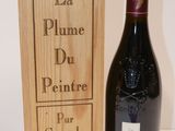une caisse en bois contenant une bouteille de vin et une caisse en bois sur laquelle est posée une bouteille de vin