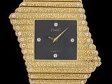 Gros plan sur une montre-bracelet en or ornée de diamants