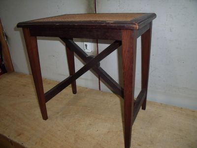 Banquette cannée en palissandre, piétement à entretoise en X - H. 52- 