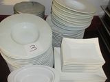 beaucoup d'assiettes et de bols sur la table