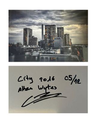 une photo d'une photo d'une ville et une photo d'une ville