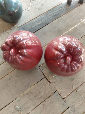 deux tomates rouges posées sur une table en bois
