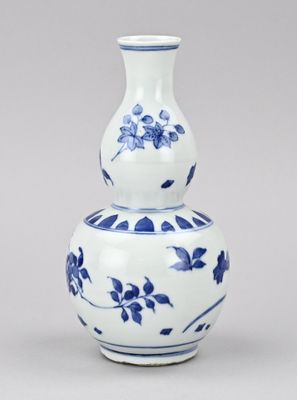 un vase bleu et blanc posé sur une table