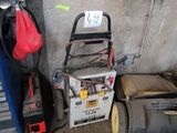 un homme travaillant sur une machine dans un garage