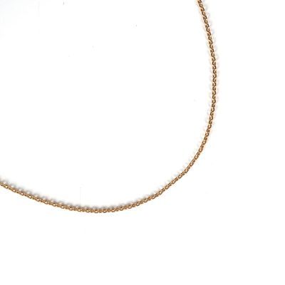 Collier à chaîne plaquée or orné d'une seule perle sur fond blanc