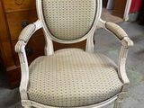 une chaise posée par terre à côté d'une commode