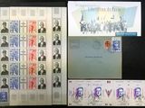 Plusieurs timbres différents sont exposés sur un fond noir