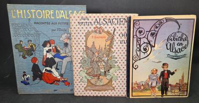 trois livres pour enfants sont alignés sur une surface noire