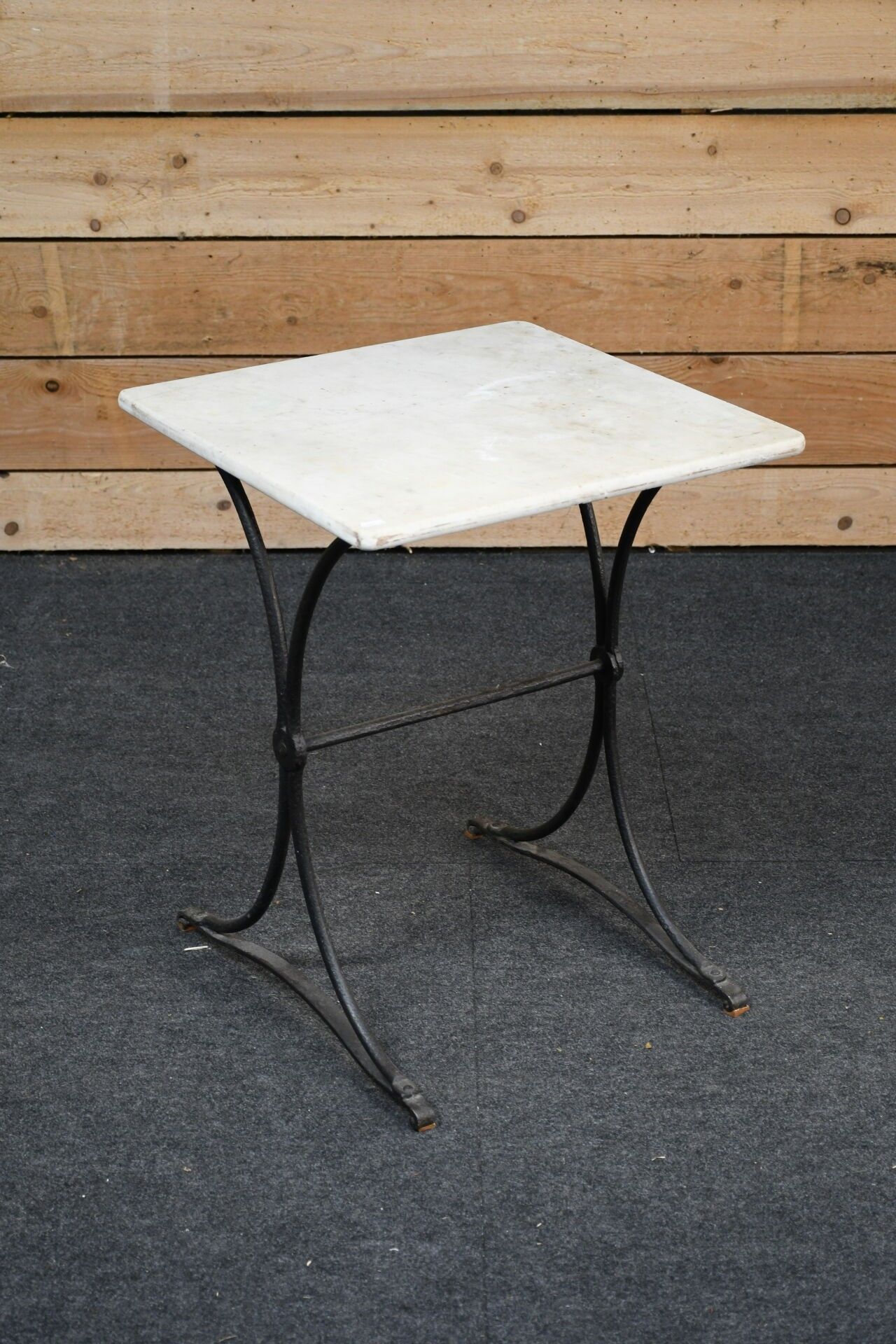 Petite table de type bistrot reposant sur un piétement en fe…