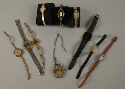 de nombreuses montres et bracelets de toutes sortes disposés sur une table