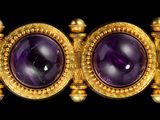 bracelet en or et améthore avec des pierres violettes sur fond noir