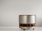 un gros plan d'une armoire en métal et en bois montée sur roulettes