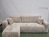 un canapé et un pouf dans une pièce avec une moquette verte