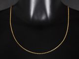 un collier à chaîne en or sur un mannequin mannequin mannequin mannequin mannequin mannequin mannequin mannequin mannequin mannequin