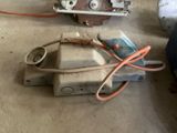 deux fils reliés à un moteur posé au sol