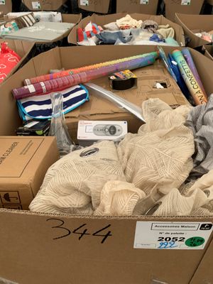 une boîte remplie d'objets posés sur le sol