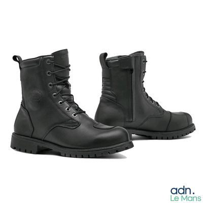 une paire de bottes en cuir noir avec des fermetures éclair et des lacets, sur fond blanc