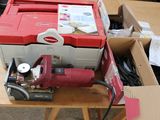une boîte à outils posée sur une table en bois