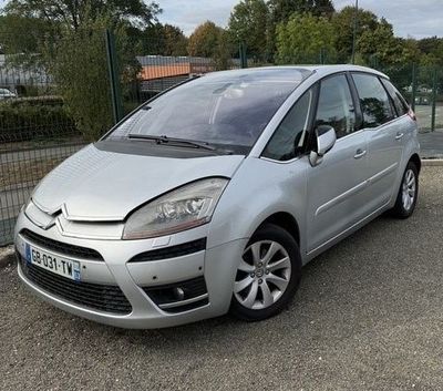 La Citroën argentée est garée sur le bord de la route.
