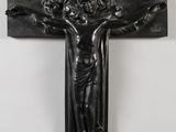 une image représentant une statue de Jésus sur une croix, accrochée au mur